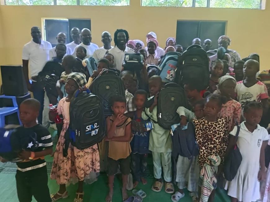 Tchad : Casmir Bétel et PariezCash offrent 50 kits scolaires aux orphelins