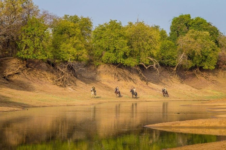 Les patrouilles des gardes forestiers contribuent à la surveillance générale et à la sécurité des rhinocéros à Zakouma © Marc