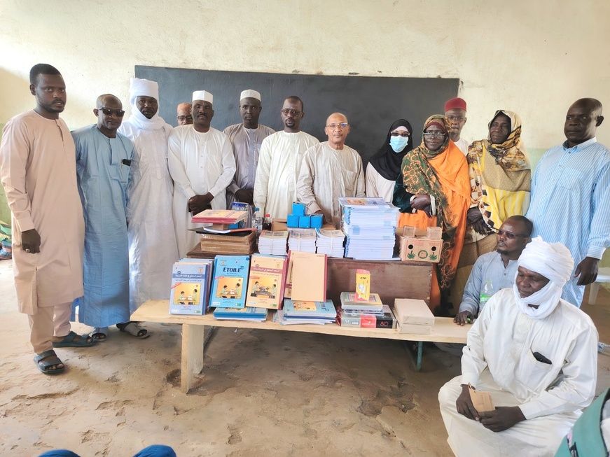 Tchad : une ancienne élève soutient son ancienne école par un don de fournitures scolaires à Abéché