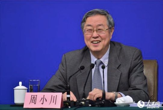 Zhou Xiaochuan répondant aux questions des journalistes. Photo Yu Kai, pour le Quotidien du Peuple.
