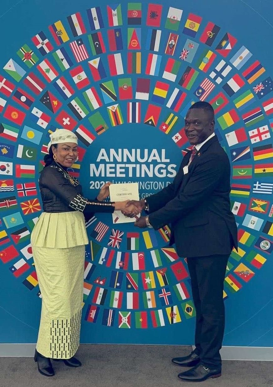 Le représentant du CESCE, Olivier Noudjalbaye Dedingar, en compagnie de S.E. Mme Fatima Haram Acyl, ministre déléguée auprès 