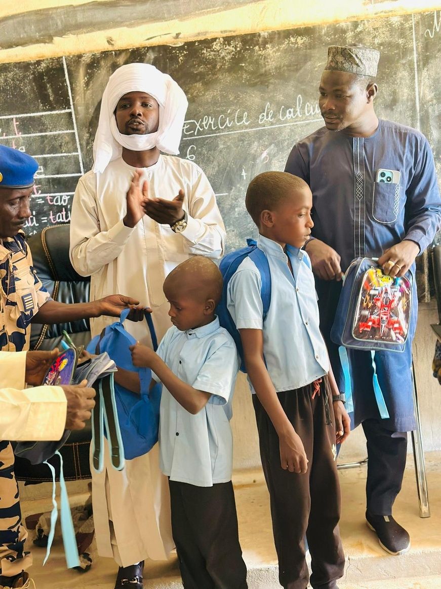 Tchad : l’ADFA offre un important lot de kits scolaires aux élèves de l’école de Djara