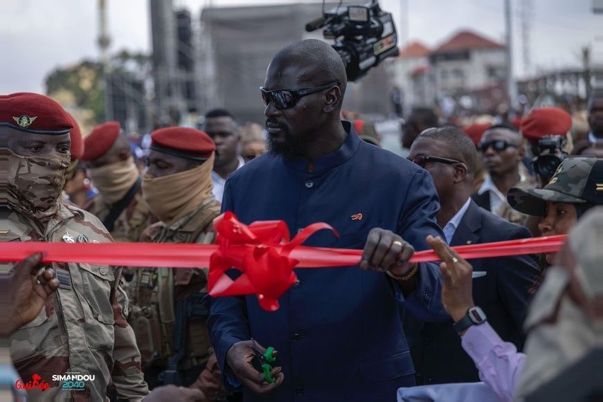Guinée : Le Président Mamadi Doumbouya inaugure l’échangeur emblématique de Bambéto qui transforme le visage de Conakry