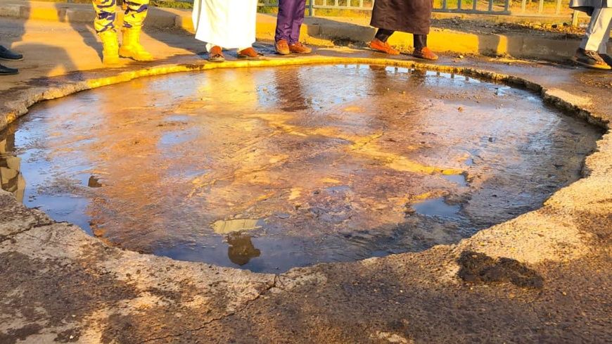 Tchad : la population et les autorités du Moyen Chari réparent le pont du village Helibongo