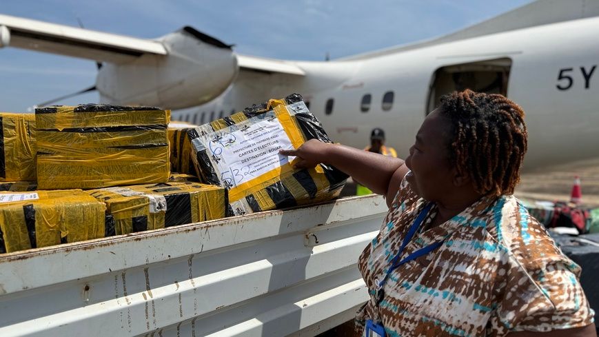 RCA : Réception du dernier convoi logistique électoral à Bangui en provenance de Chine