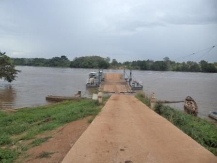 Le bac sur le fleuve Sanaga (Nationale n°15) ne fonctionne plus depuis belle lurette.