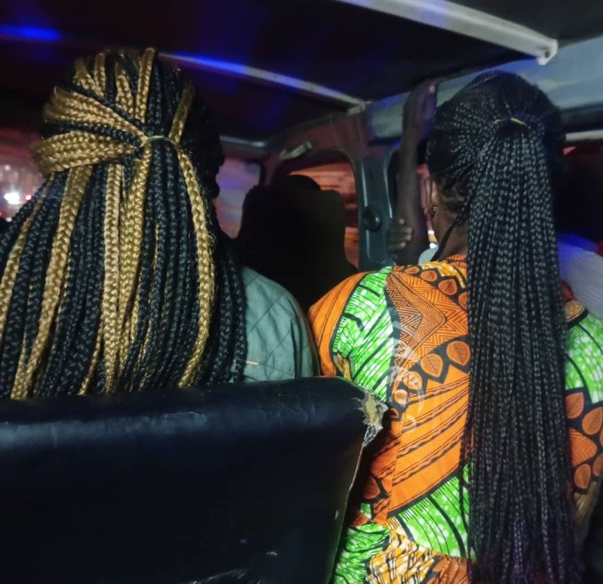 Décembre, le mois des faux cheveux : quand la beauté se coiffe d’artifice