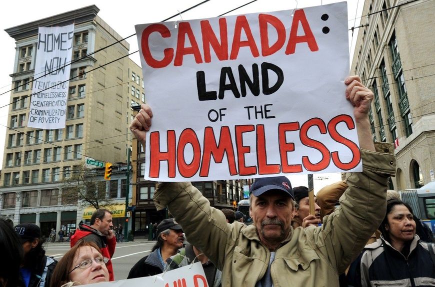 Des manifestants protestent contre le sans-abrisme à Vancouver. Environ 235 000 Canadiens sont sans domicile fixe chaque anné