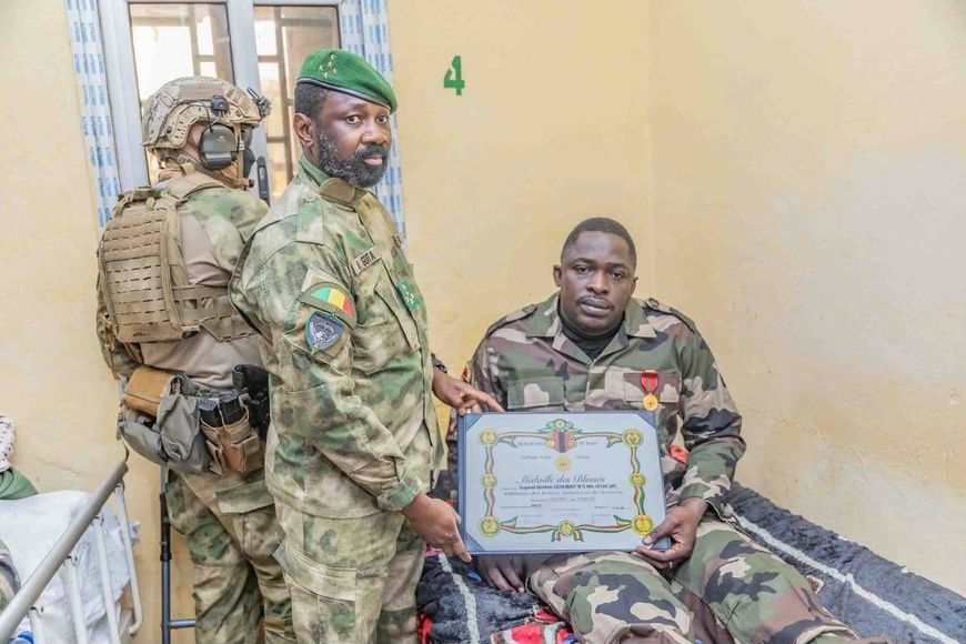 Mali : polyclinique des Armées de Kati, le chef suprême des Armées au chevet des blessés de guerre
