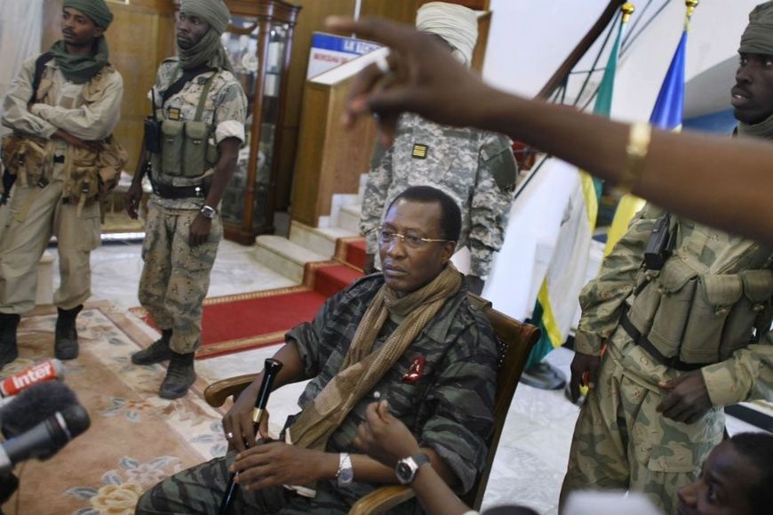 Idriss Déby Itno, lors d’une conférence de presse au palais présidentiel de N’Djaména, le 6 février 2008. © Jerome Delay/AP/S