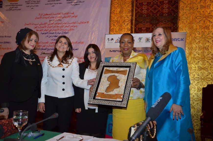 Remise du Prix à Mme Samba-Panza. A sa gauche : Dr Amany Asfour. A sa droite en seconde position, Dr Yasmine Darwich, Préside