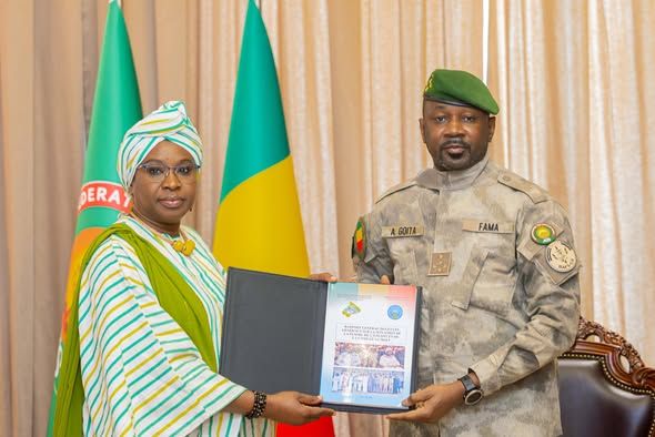 Mali : remise du Rapport général des États généraux sur la Femme, l’Enfant et la Famille au président