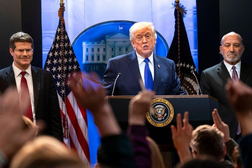 Le président américain Donald Trump, le secrétaire au Commerce Howard Lutnick (à droite) et John Sauer. Photo : Bonnie Cash/U