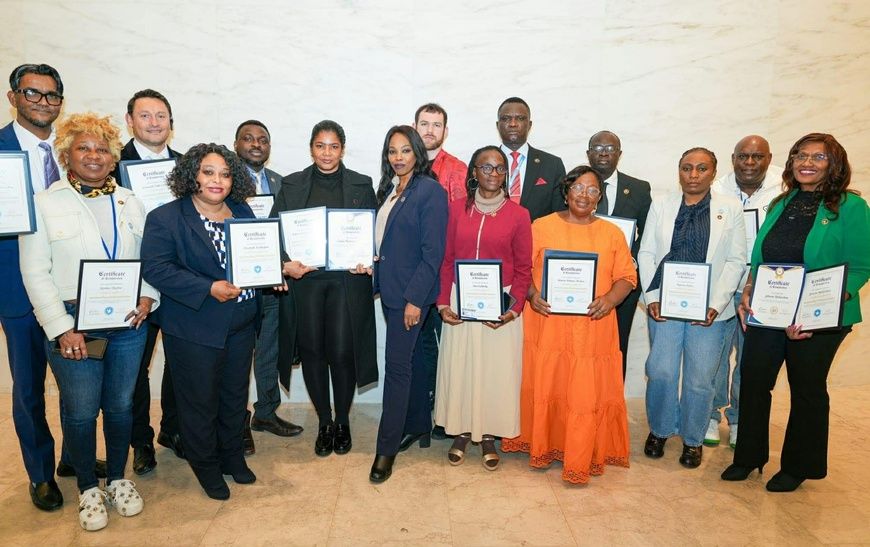 Les participants à la master-class posent avec le Dr Andrise Bass (au centre), fondateur et directeur exécutif de l'IPPDR, te