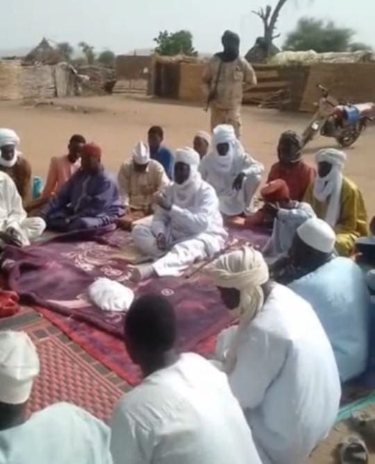 Les chefs de villages et populations. 