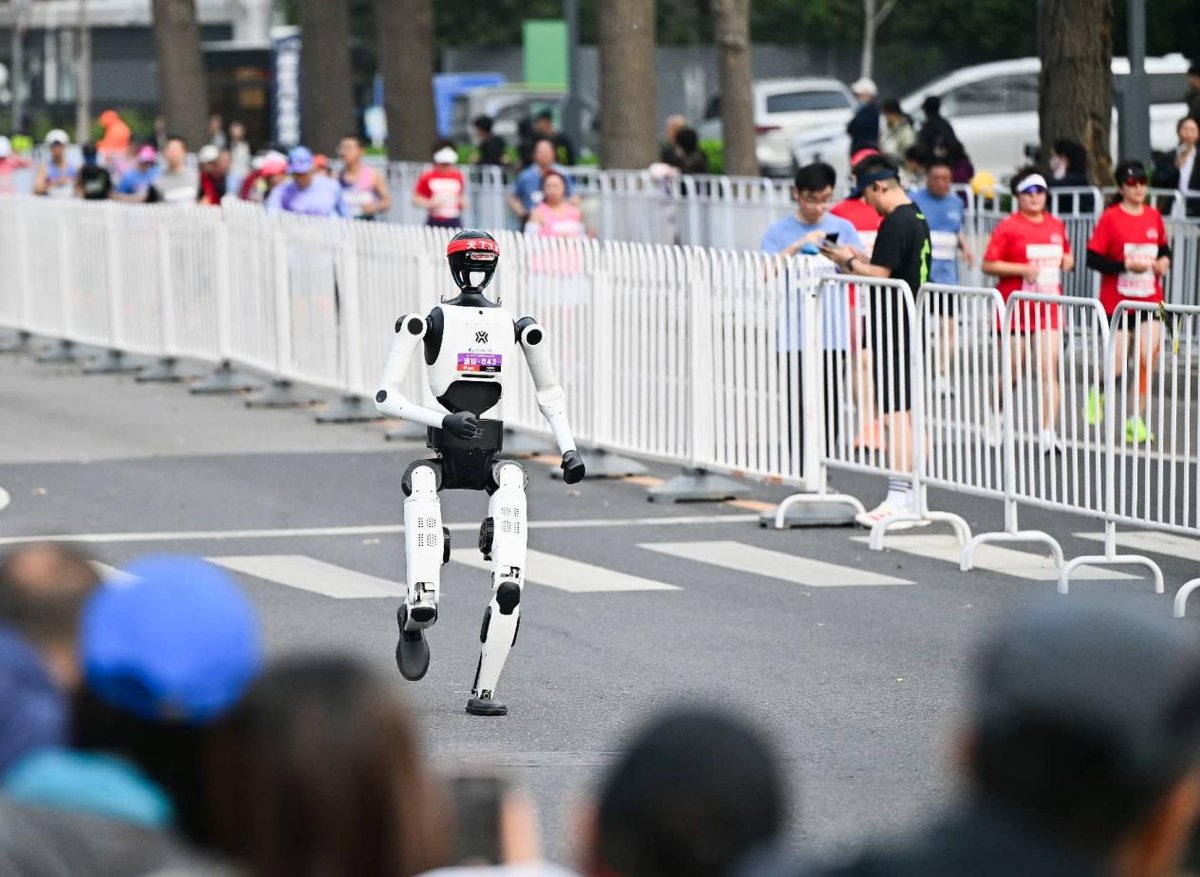 Humanoid Robot 'Lightning' Shatters Half-Marathon Record in Beijing