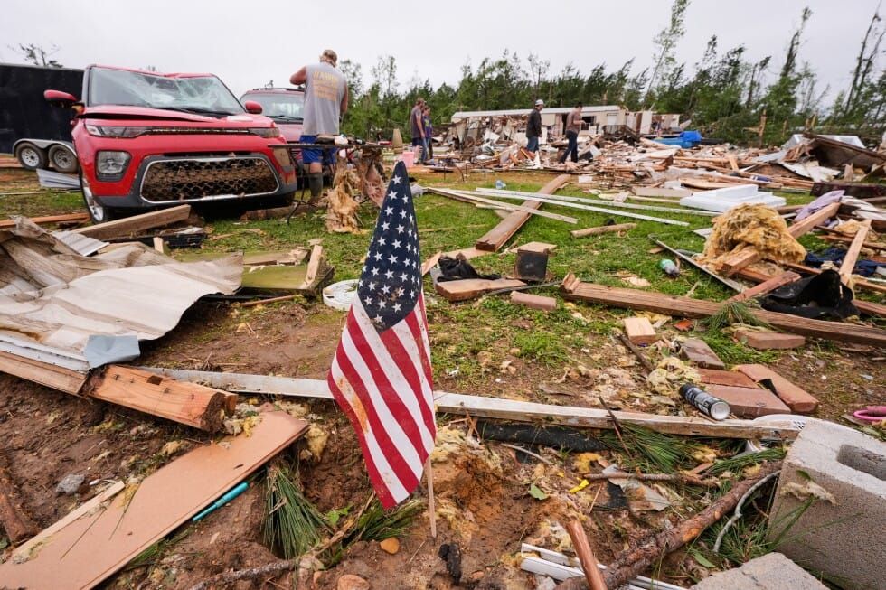 Sauvetage spectaculaire d'un chaton après une tornade dans le Mississippi