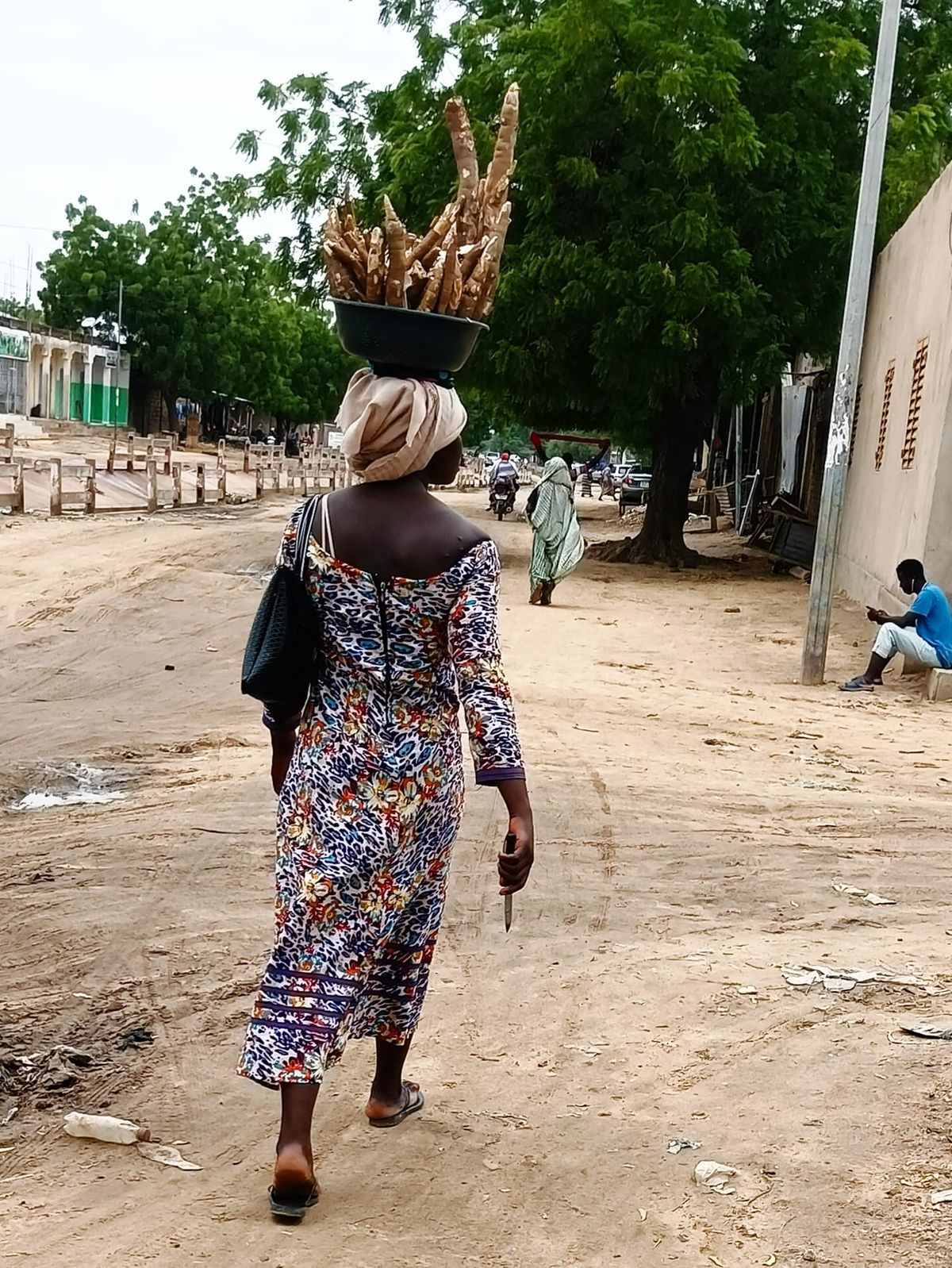N’Djamena : pendant les vacances, Léa vend du manioc pour financer sa scolarité