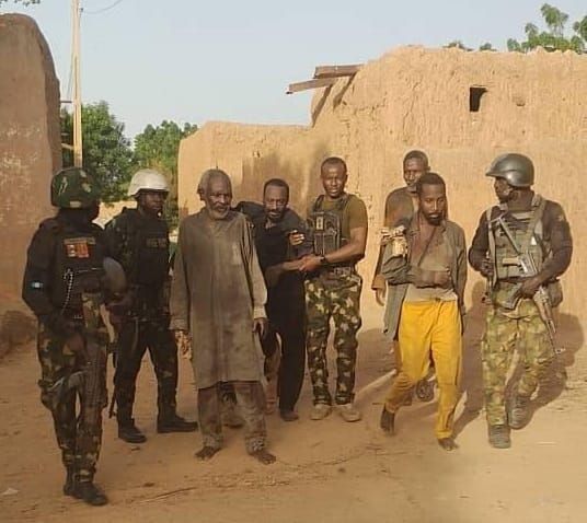 L'armée nigériane sauve quatre otages lors d'une offensive contre un chef bandit à Katsina