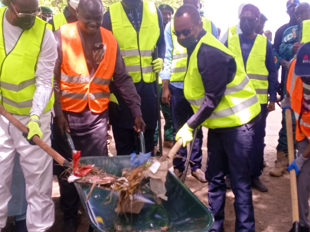 Nettoyage citoyen à N'Djamena : le ministre de l'Environnement en action
