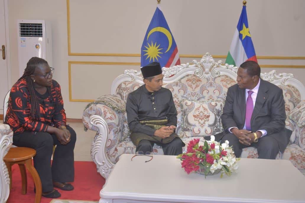 Diplomatie en Centrafrique : nouvelles alliances avec la Malaisie, Cuba, le Royaume-Uni et l'Ouganda