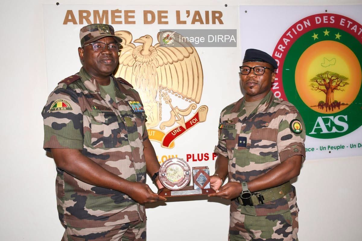 Forces armées maliennes : le CEMGA en visite stratégique à la Base 100