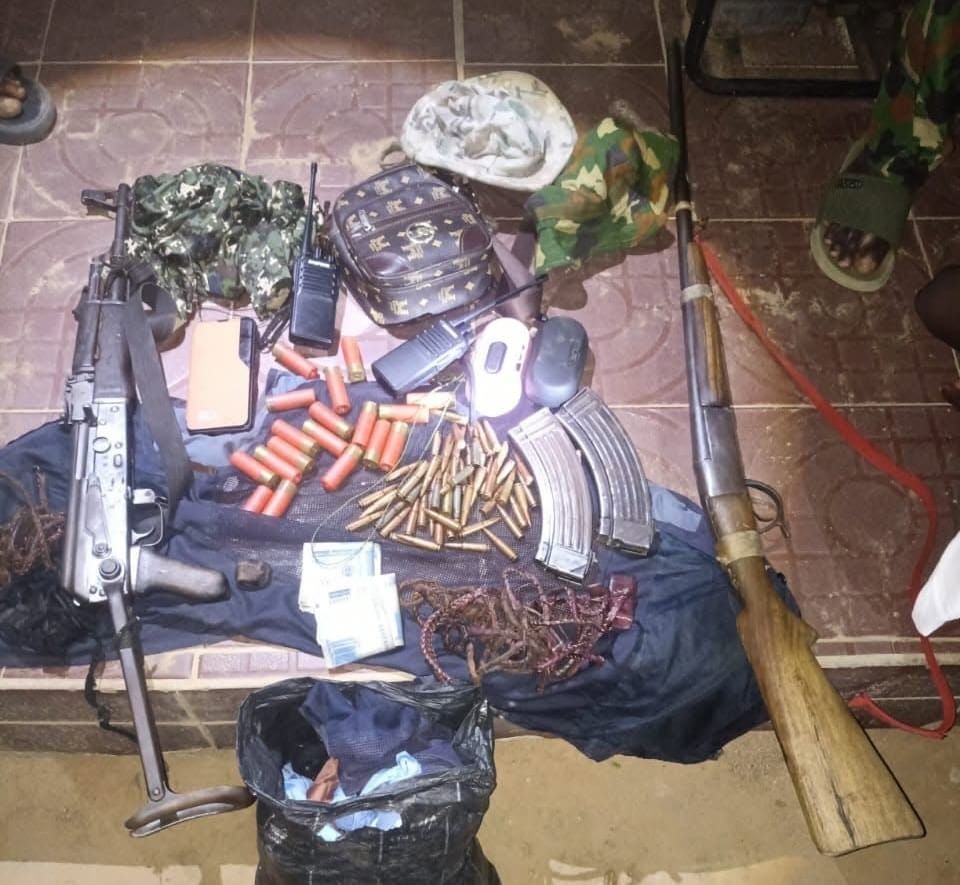 Nigeria : l'armée arrête deux terroristes présumés et saisit un important arsenal