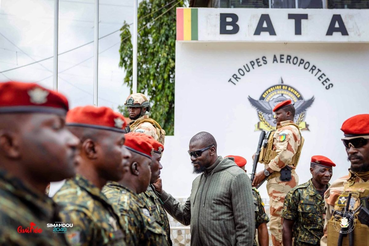 Conakry : le président Mamadi Doumbouya en visite au camp Alpha Yaya Diallo et à Dar es Salam