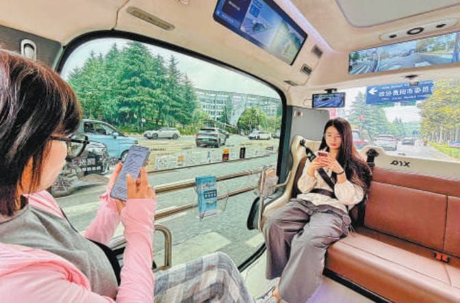 Driverless Minibuses Transform Into Mobile Libraries in Southwest China's Guiyang