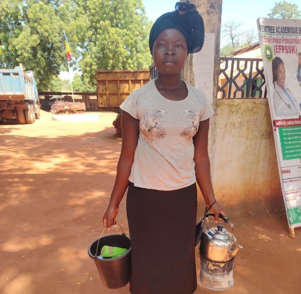 Tchad : Erline, lycéenne de 22 ans, vend du thé pour financer sa scolarité à Kélo