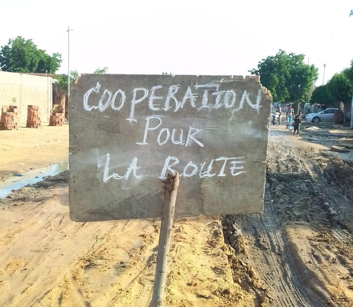 Tchad : quand les habitants de N'Djamena réparent eux-mêmes leurs routes secondaires