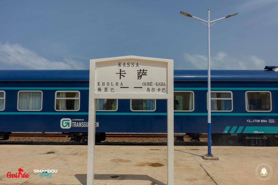 Guinée : le président Mamadi Doumbouya inaugure le train du TransGuinéen et le tunnel de Kindia
