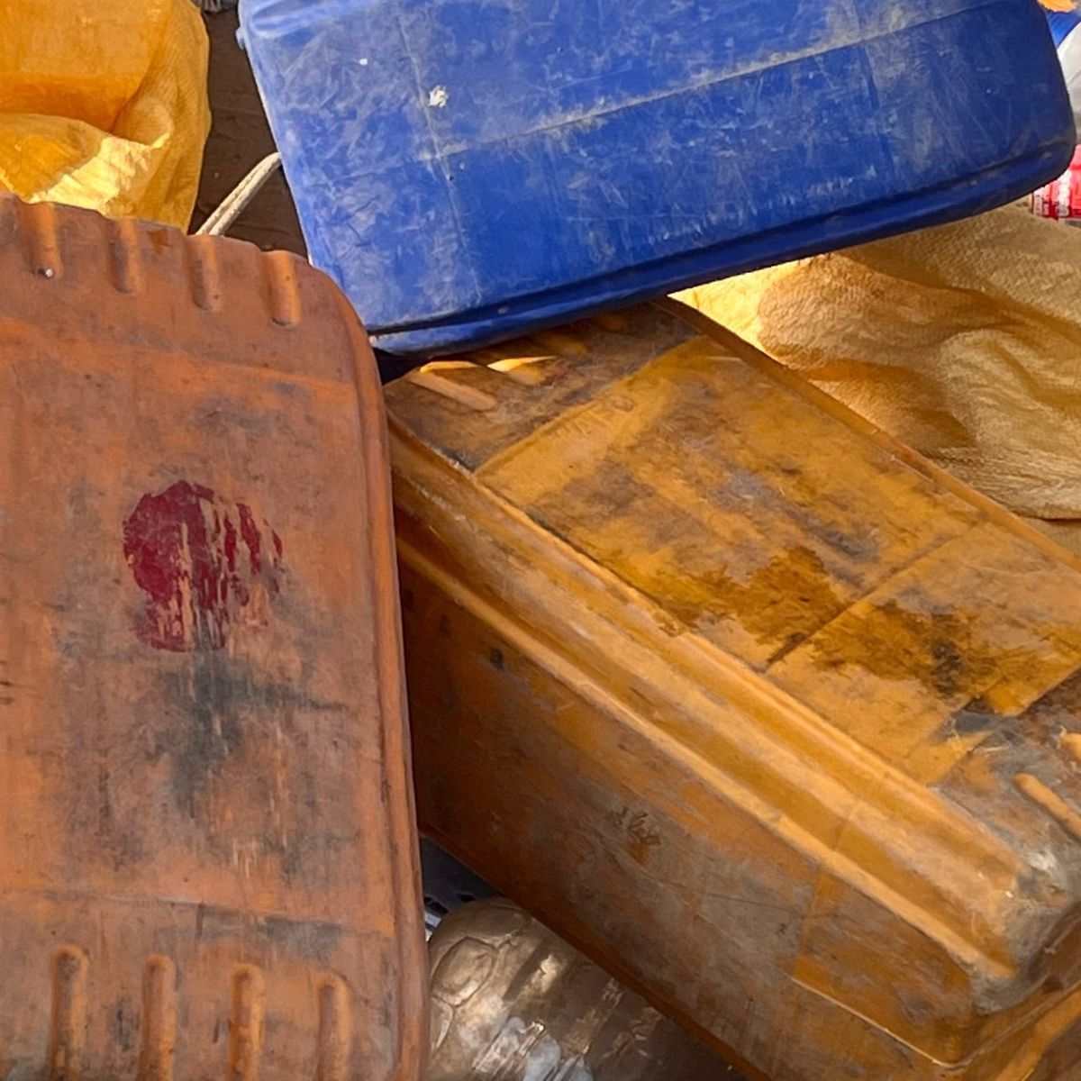À N’Djaména, le combat quotidien de Tom Mahamoud pour nourrir ses enfants grâce au commerce de bidons