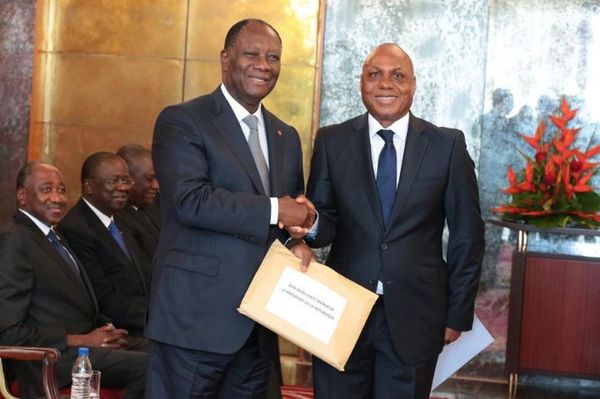 Côte d’Ivoire: Alassane Ouattara reçois l’avant-projet de la nouvelle constitution de la 3e République