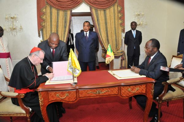 Pietro ParoLin et Clément Mouamba procédant à la signature de l'accord cadre