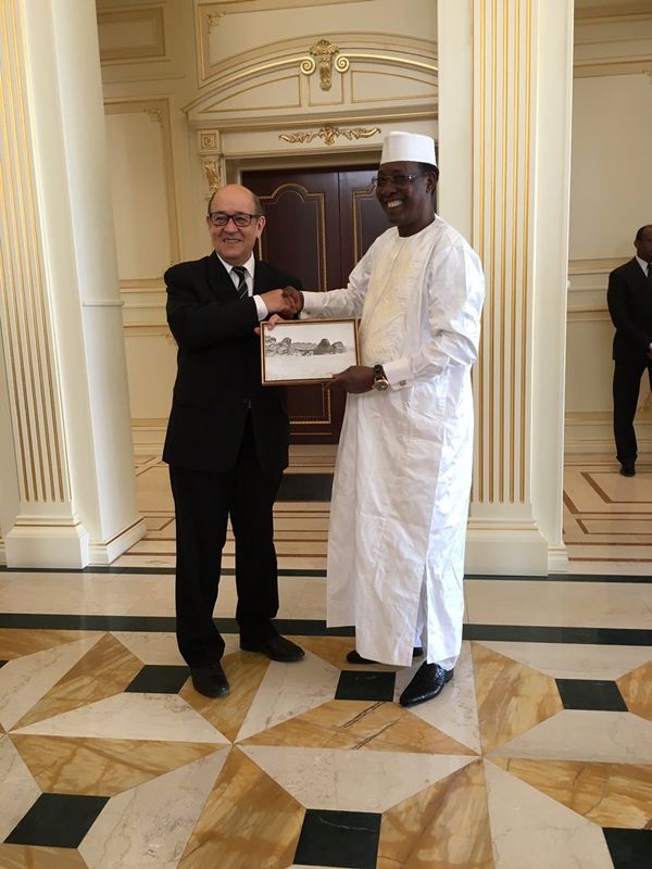 Poignée de main entre le chef de l'Etat tchadien, Idriss Déby (droite) et le ministre français de la Défense, Jean-Yves Le Dr