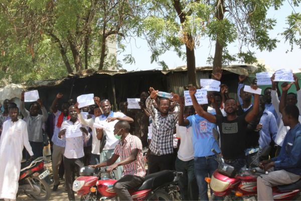 Des étudiants brandissent des affiches à N'Djamena, en soutient aux condamnés. Alwihda Info/D.W.