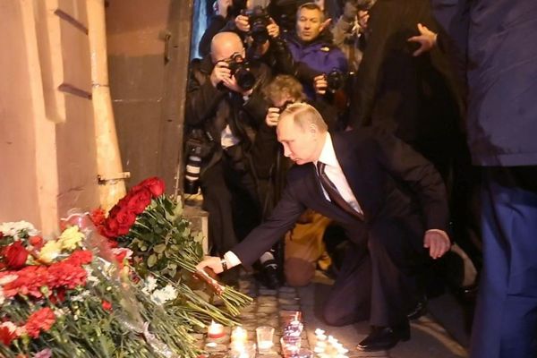 Vladimir Poutine dépose des fleurs pour les victimes de l'explosion dans le métro de Saint-Pétersbourg, le 3 avril 2017. STR 