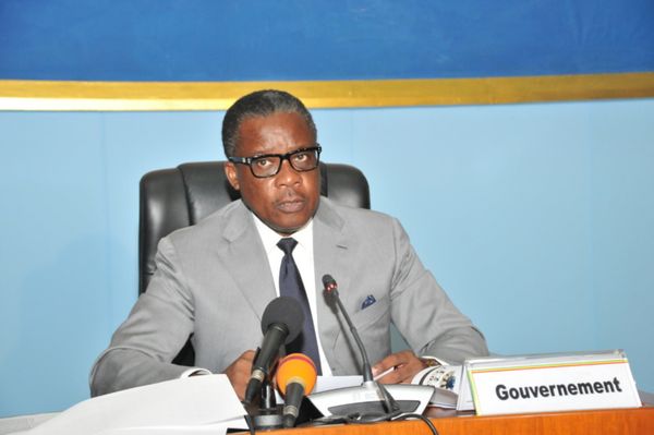 Le ministre Alain Akoualat présentant le projet de loi à l'Assemblée