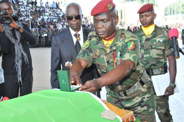 Le chef d'Etat-major décorant à titre posthume un des soldats