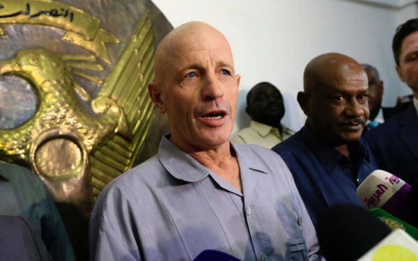 Khartoum (Soudan), dimanche. L'ex-otage français Thierry Frezier s'est exprimé devant la presse à son arrivée à l'aéroport de