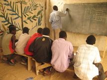 Cours d'alphabétisation au Centre de transit et d'orientation de N'djamena, pour les enfants retirés des forces et groupes ar