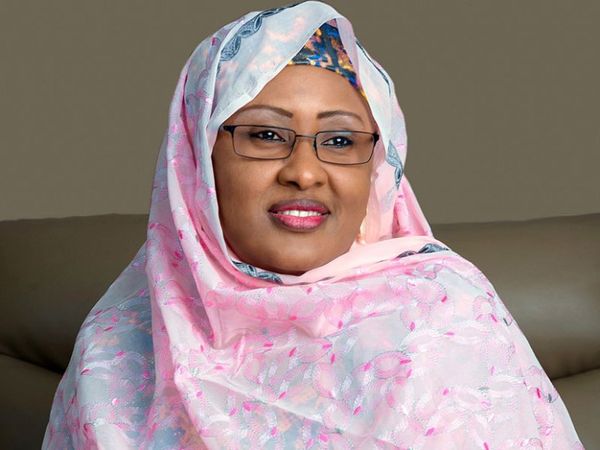 La Première Dame du Nigeria arrive à Londres au chevet de son mari