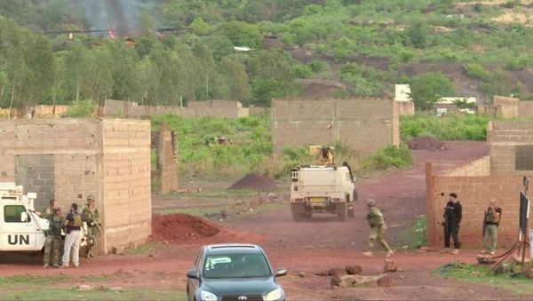 Des forces armées devant le campement Kangaba suite à l'attaque des lieux par des hommes armés, le 18 juin. © REUTERS/ REUTER