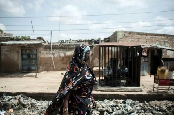 Une femme marche dans une rue de Maiduguri, la capitale du nord-est du Nigeria, régulièrement visée par le groupe jihadiste B