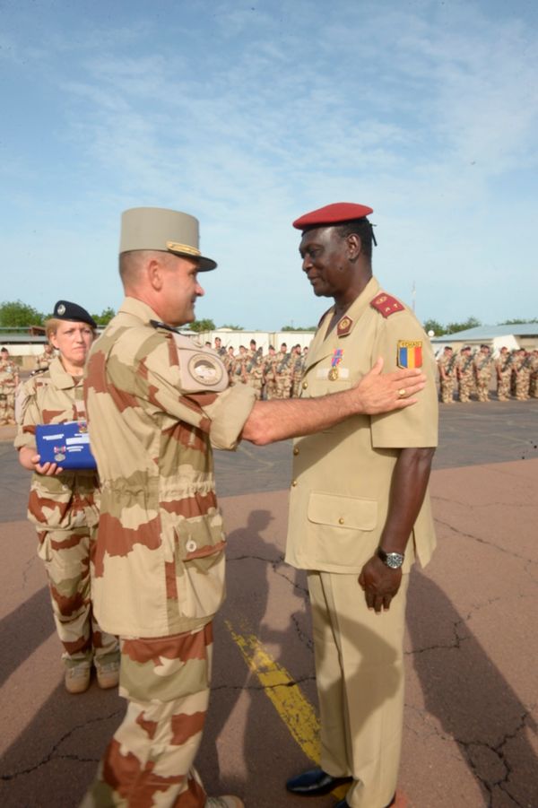 Des officiers tchadiens et américains décorés par la Force Barkhane