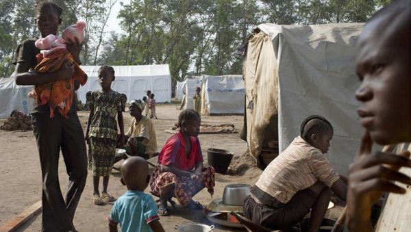 La famille Kezono, dans le camp de déplacés de Bossangoa, près de l'église Saint-Antoine-de-Padoue, le 25 novembre dernier. ©