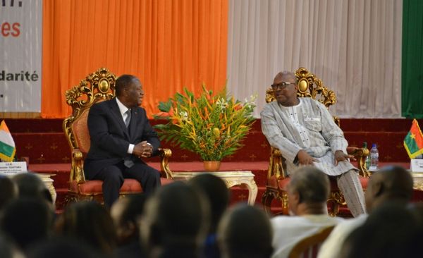 Le président ivoirien Alassane Ouattara (G) et le président du Burkina Faso Roch Marc Christian (D), à Ouagadougou le 18 juil