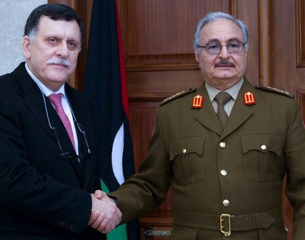 Le maréchal Khalifa Haftar (g) et le chef du gouvernement d'union nationale, Fayez al-Sarraj, le 31 janvier 2016 à Al-Marj / 