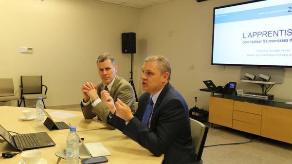 Deon Filmer (veste sombre) et Halsey Rogers, économistes principaux à la Banque mondiale.